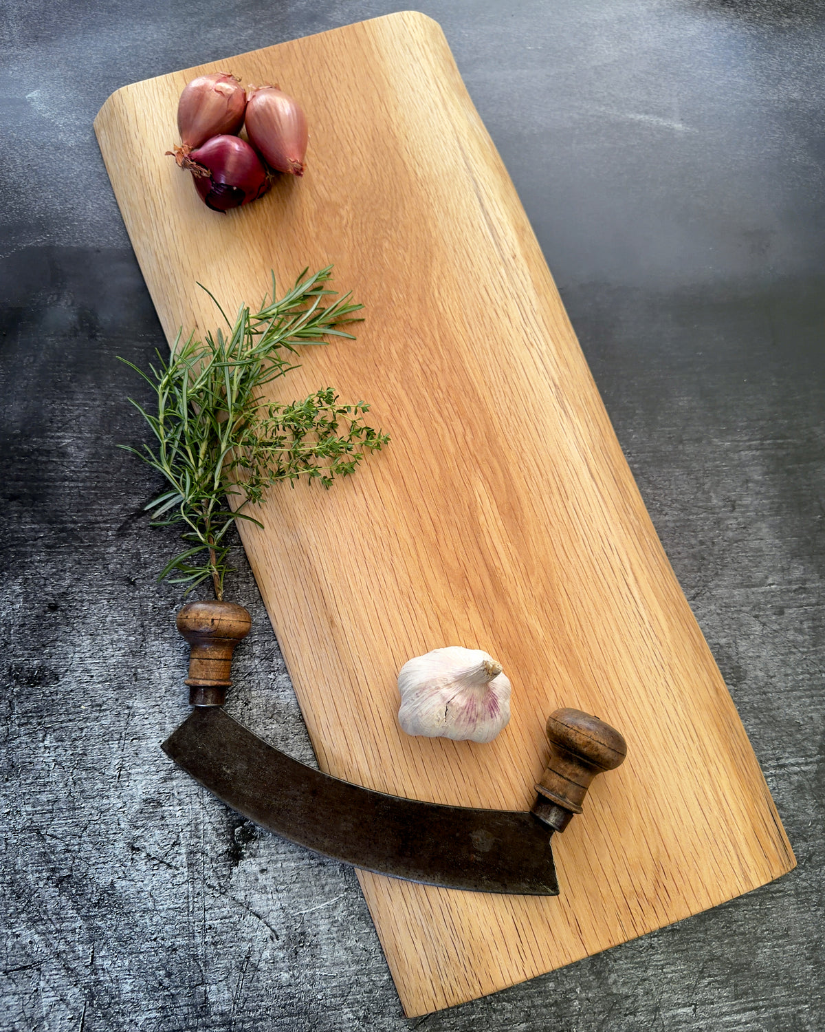 Langes Eiche Tischbrett aus massivem Vollholz für Antipasti und Food Präsentation