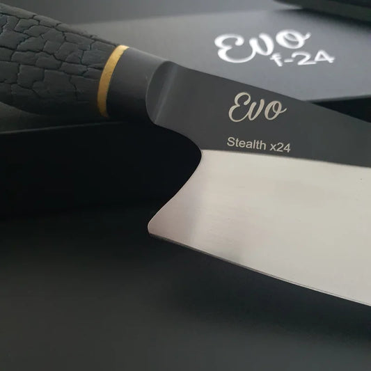 Schwarzes Küchenmesser mit Evo Stealth x24 Branding aus der x24 Evolution Limited-Serie