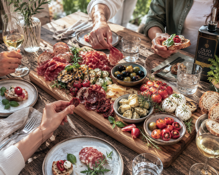Food Sharing auf dem Holzbrett – Ideen für Gäste & Genuss