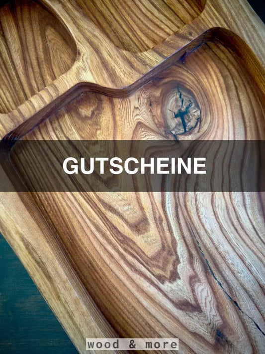 Holzbrett mit natürlichem Muster und GUTSCHEINE für 50 Euro Gutschein von Wood & More