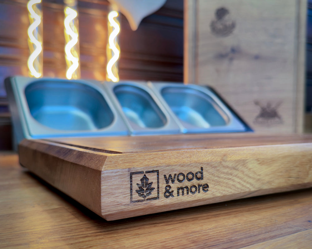 Servierbrett mit drei Edelstahlbehältern und wood & more Logo als Beispiel für eine individuelle Holzgravur