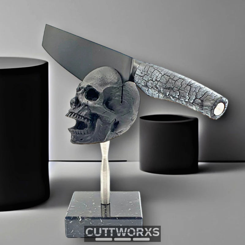 Dekorativer Skullx Messerblock mit einem Messer auf dem Totenkopf-Design