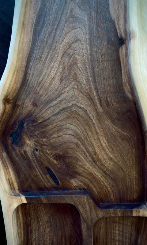 Handgefertigtes Holzbrett aus Nussbaum mit blauem Resin und einzigartigem Muster