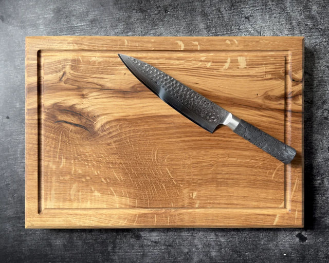 Damast-Chefmesser mit 21 cm Klinge auf massivem Eiche-Schneidebrett 40 × 30 cm