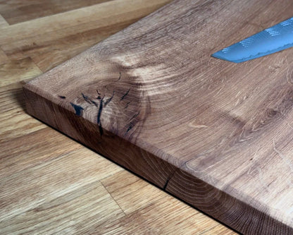 CHEFBRETT Allrounder 50 – Eiche 50×30×4 cm, beidseitig (Saftrille & glatt), 4 cm stark