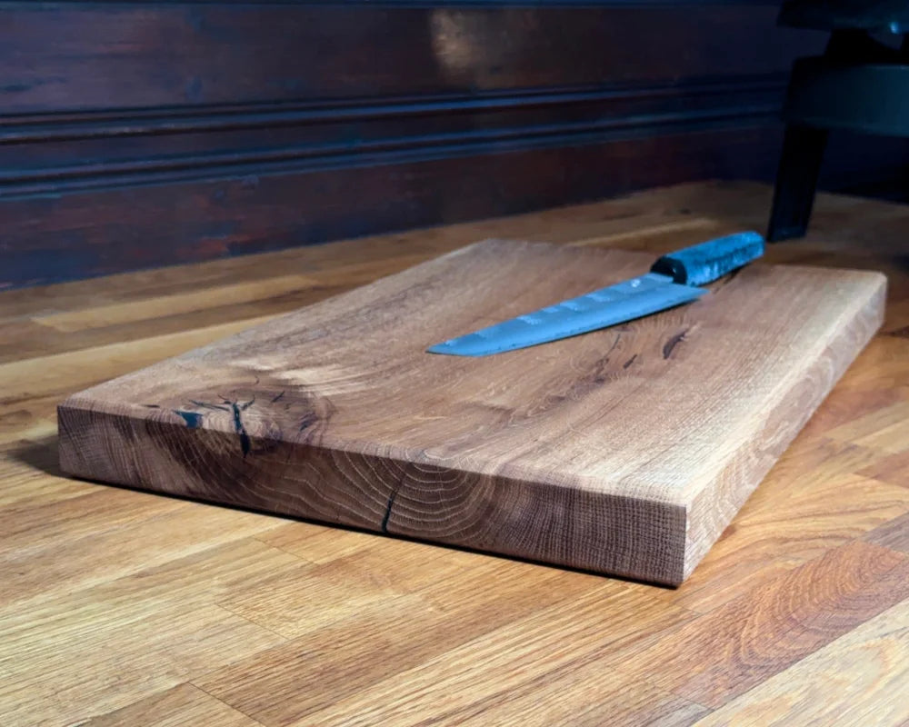 CHEFBRETT Allrounder 50 – Eiche 50×30×4 cm, beidseitig (Saftrille & glatt), 4 cm stark