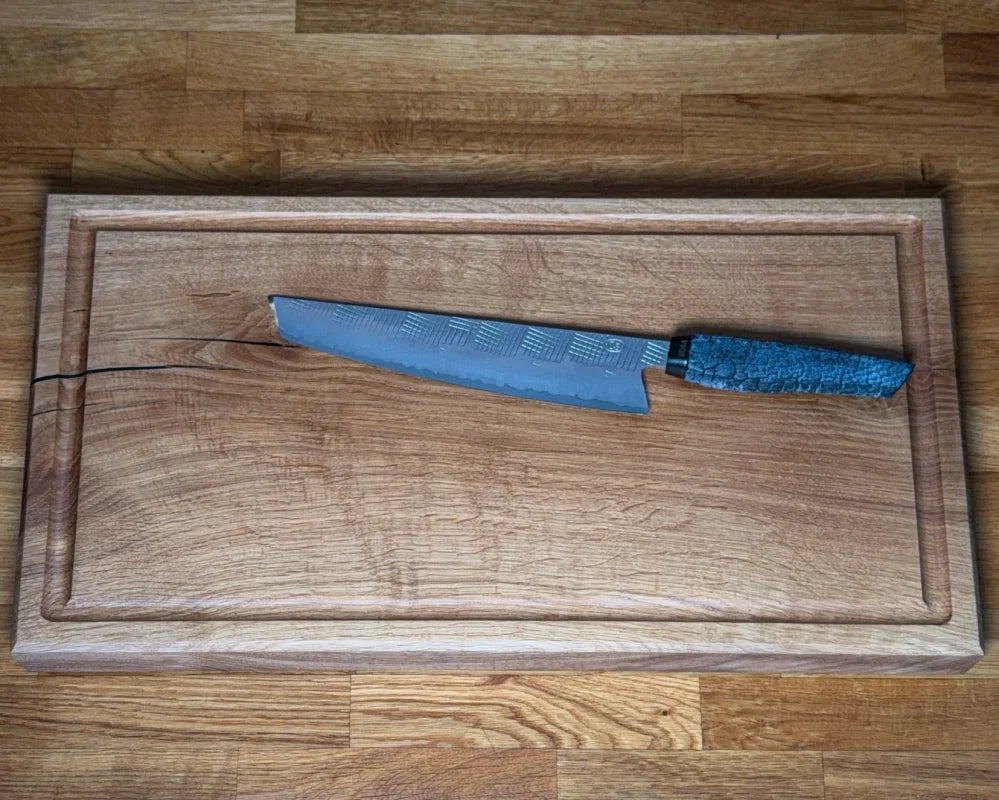 CHEFBRETT Allrounder 50 – Eiche 50×30×4 cm, beidseitig (Saftrille & glatt), 4 cm stark