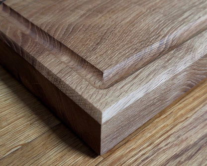 CHEFBRETT Allrounder 50 – Eiche 50×30×4 cm, beidseitig (Saftrille & glatt), 4 cm stark