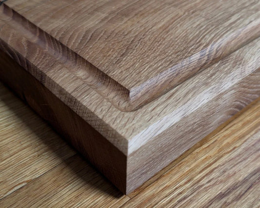 CHEFBRETT Allrounder 50 – Eiche 50×30×4 cm, beidseitig (Saftrille & glatt), 4 cm stark