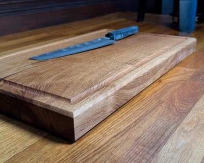 CHEFBRETT Allrounder 50 – Eiche 50×30×4 cm, beidseitig (Saftrille & glatt), 4 cm stark