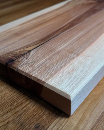 CHEFBRETT Allrounder 50 – Esche 50×30×4 cm, beidseitig (Saftrille & glatt), 4 cm stark