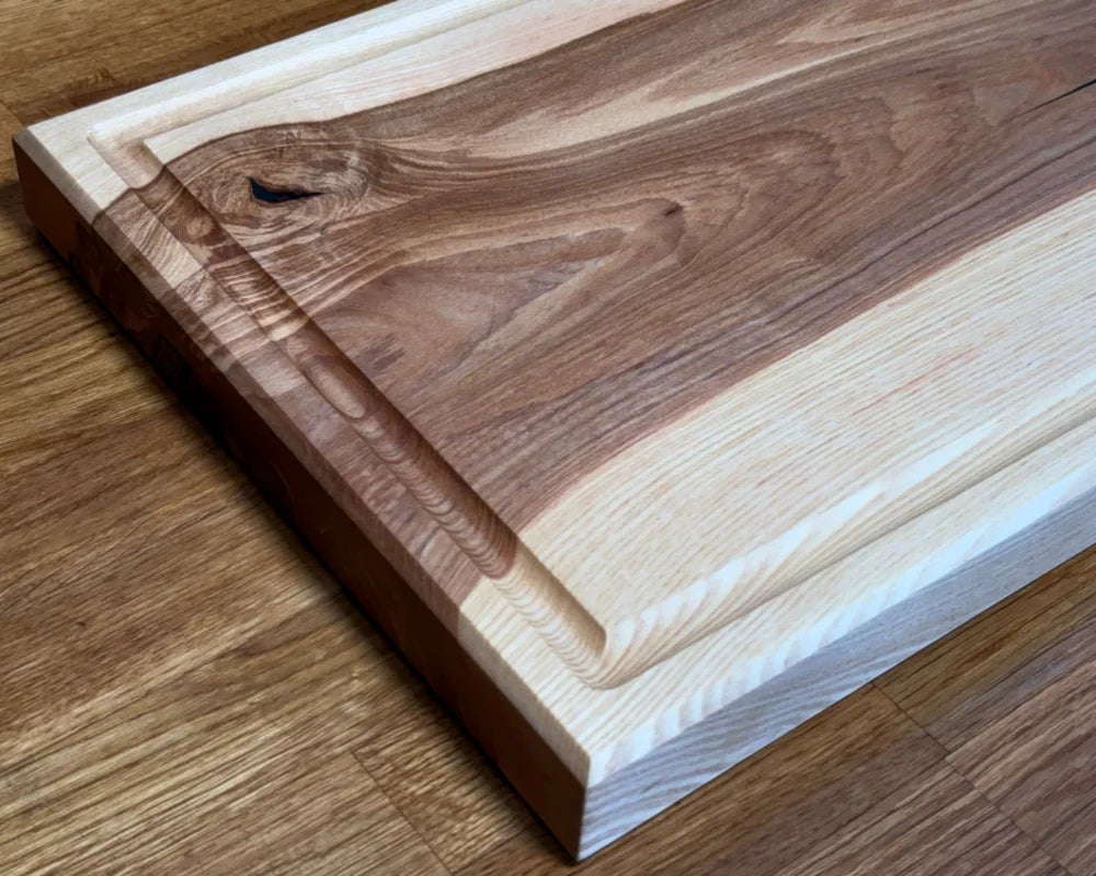 Chefbrett Esche 50×30×4: Saftrille & rötliche Maserung – Detailperspektive