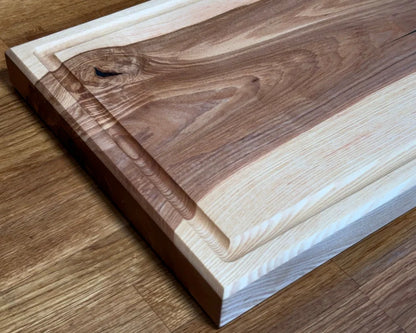 CHEFBRETT Allrounder 50 – Esche 50×30×4 cm, beidseitig (Saftrille & glatt), 4 cm stark