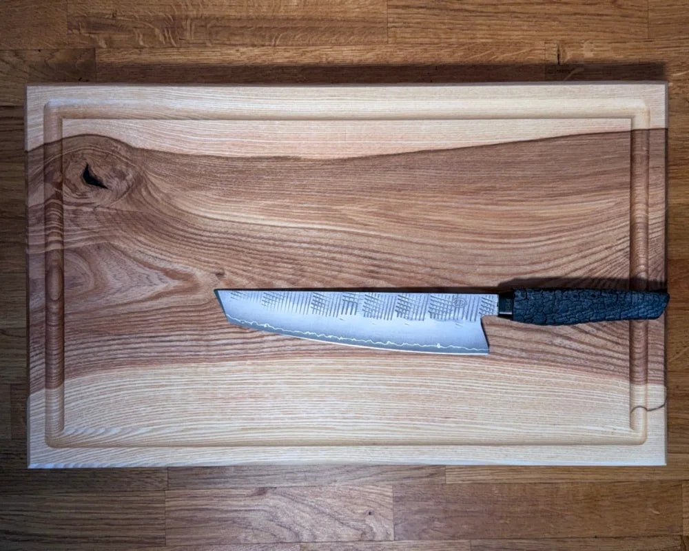 Chefbrett Esche 50×30×4 von oben – Saftrille umlaufend mit Messer