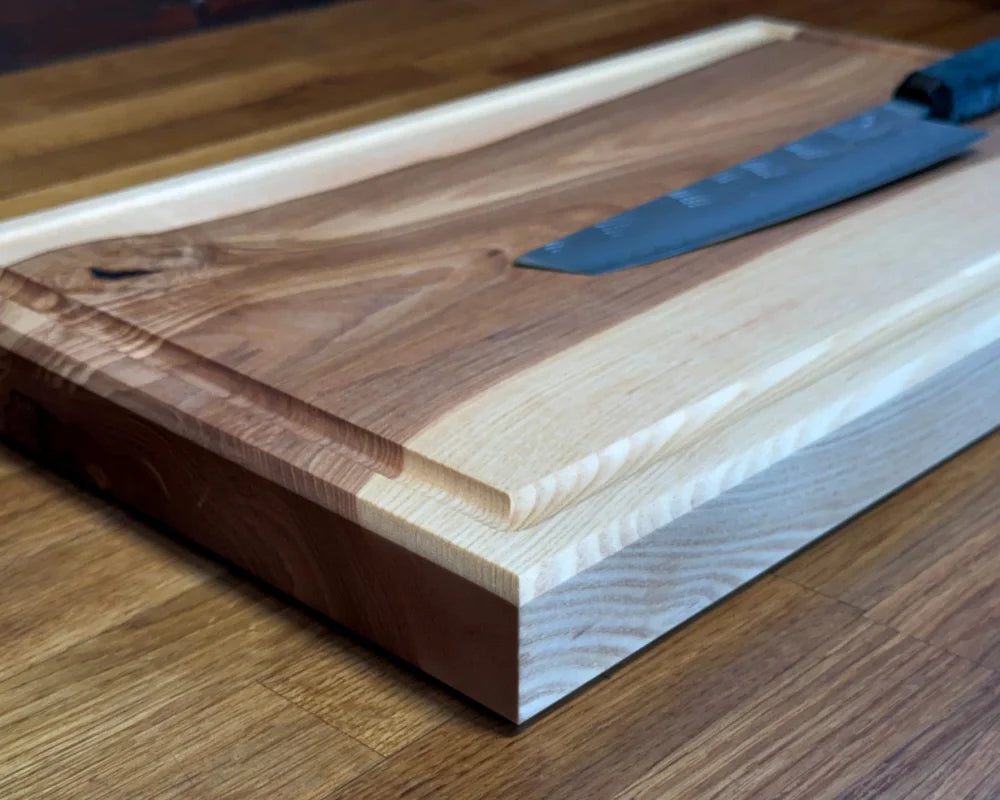 Chefbrett Esche 50×30×4 – Ecke mit Rille, griffige Oberfläche