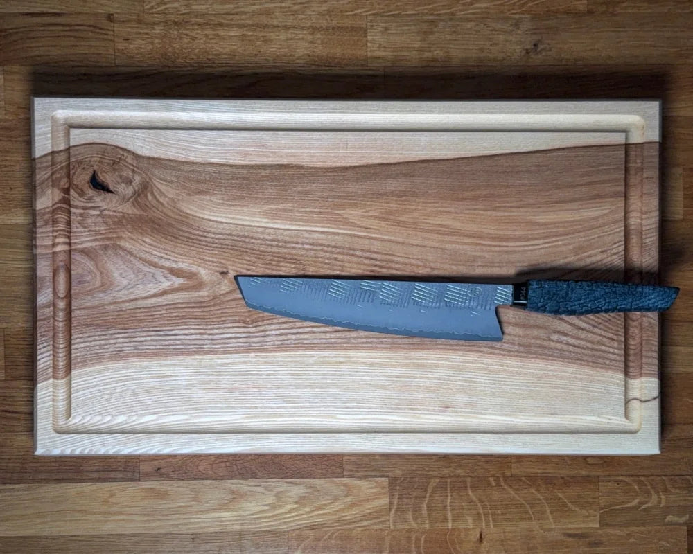 CHEFBRETT Allrounder 50 – Esche 50×30×4 cm, beidseitig (Saftrille & glatt), 4 cm stark