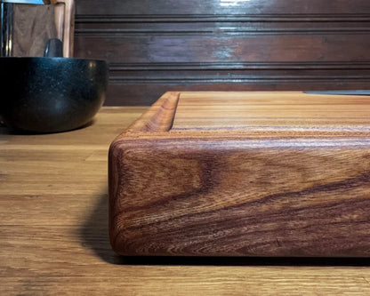 Chefbrett Arcadia – Ulme | 60×40×6 cm | mit Saftrille & Griffmulden | EINZELSTÜCK