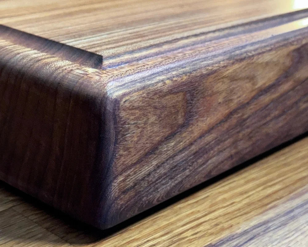 Chefbrett Arcadia – Ulme | 60×40×6 cm | mit Saftrille & Griffmulden | EINZELSTÜCK