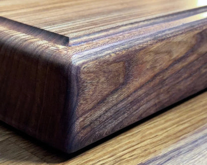 Chefbrett Arcadia – Ulme | 60×40×6 cm | mit Saftrille & Griffmulden | EINZELSTÜCK