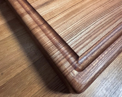 Chefbrett Arcadia – Ulme | 60×40×6 cm | mit Saftrille & Griffmulden | EINZELSTÜCK