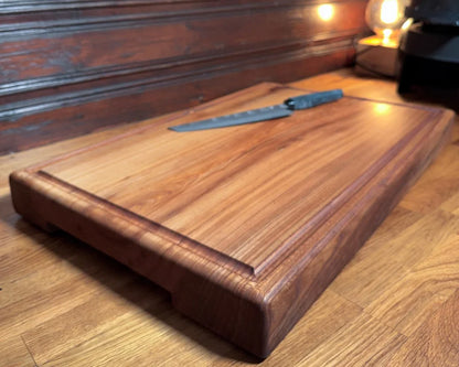 Chefbrett Arcadia – Ulme | 60×40×6 cm | mit Saftrille & Griffmulden | EINZELSTÜCK