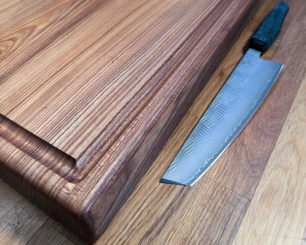 Chefbrett Arcadia – Ulme | 60×40×6 cm | mit Saftrille & Griffmulden | EINZELSTÜCK