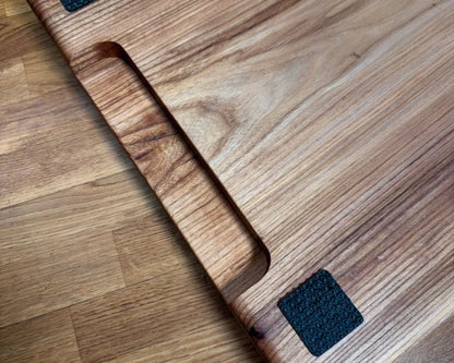 Chefbrett Arcadia – Ulme | 60×40×6 cm | mit Saftrille & Griffmulden | EINZELSTÜCK