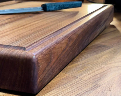 Chefbrett Arcadia – Ulme | 60×40×6 cm | mit Saftrille & Griffmulden | EINZELSTÜCK