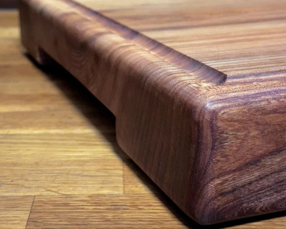 Chefbrett Arcadia – Ulme | 60×40×6 cm | mit Saftrille & Griffmulden | EINZELSTÜCK