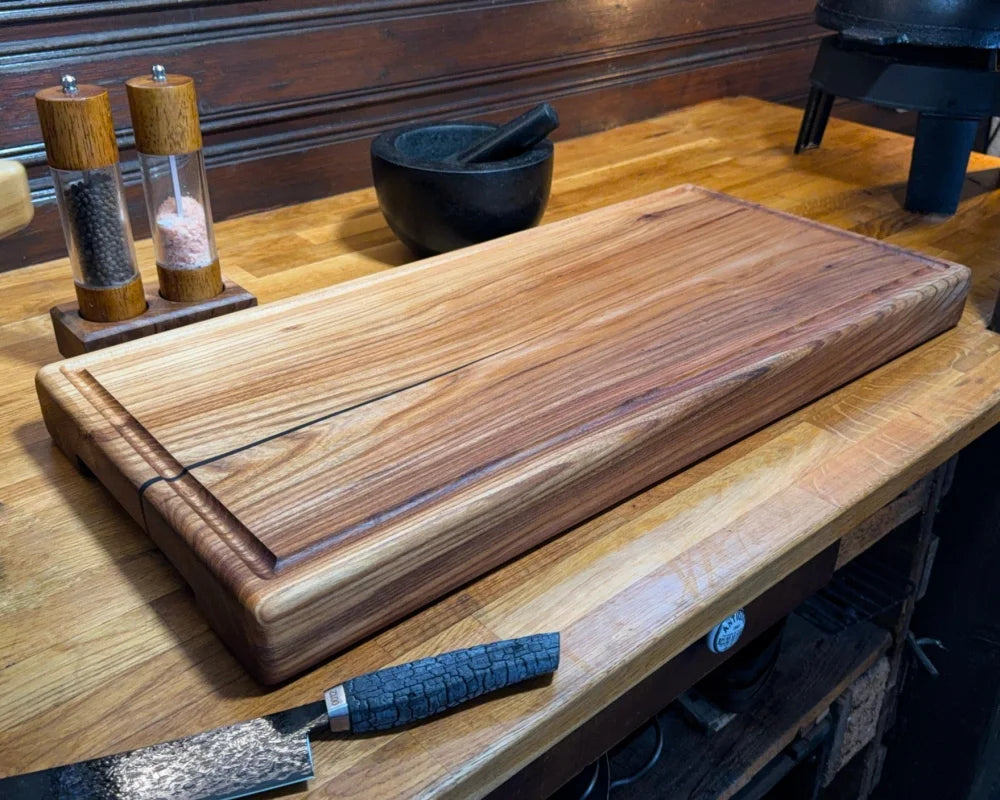 Chefbrett Eclipse – Ulme | mit Griffmulden | Epoxy-Akzent | 75×35×6 cm | EINZELSTÜCK