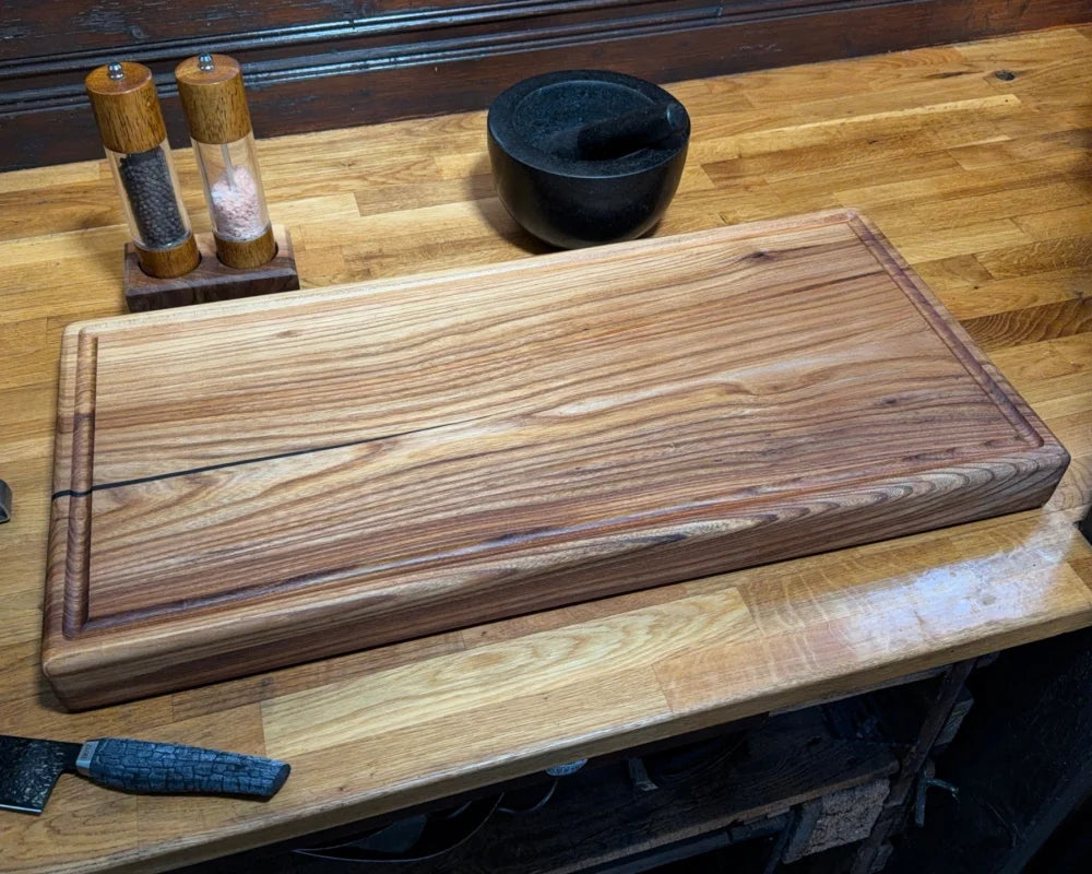 Chefbrett Eclipse – Ulme | mit Griffmulden | Epoxy-Akzent | 75×35×6 cm | EINZELSTÜCK