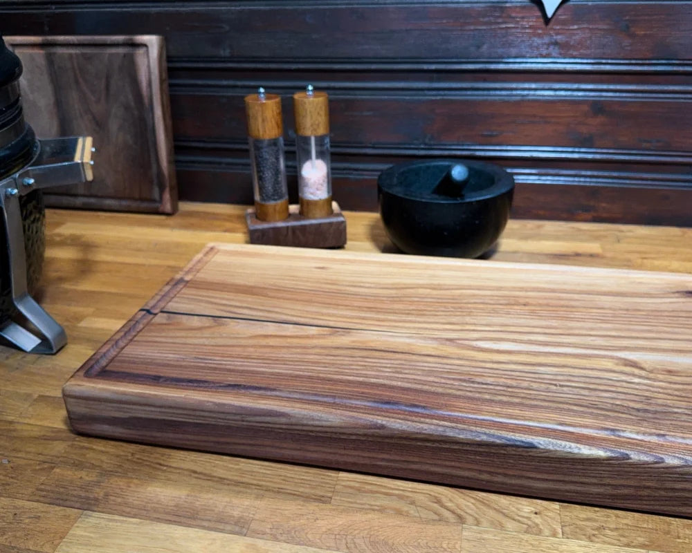 Chefbrett Eclipse – Ulme | mit Griffmulden | Epoxy-Akzent | 75×35×6 cm | EINZELSTÜCK