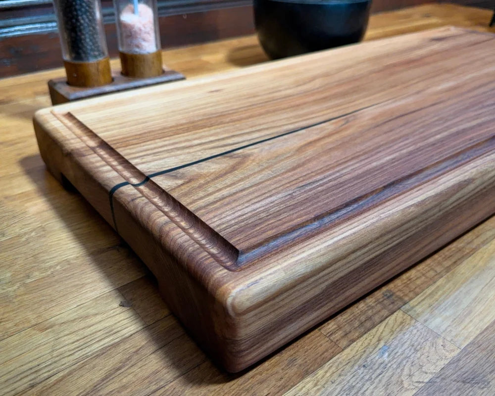 Chefbrett Eclipse – Ulme | mit Griffmulden | Epoxy-Akzent | 75×35×6 cm | EINZELSTÜCK