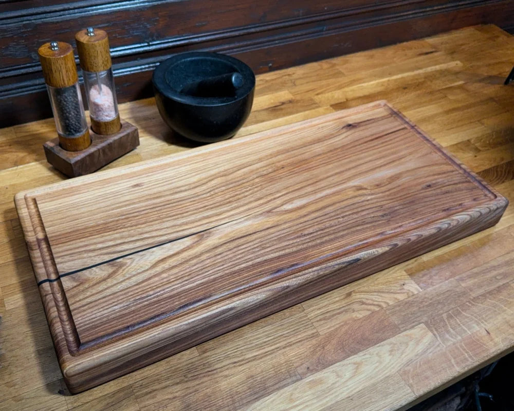 Chefbrett Eclipse – Ulme | mit Griffmulden | Epoxy-Akzent | 75×35×6 cm | EINZELSTÜCK