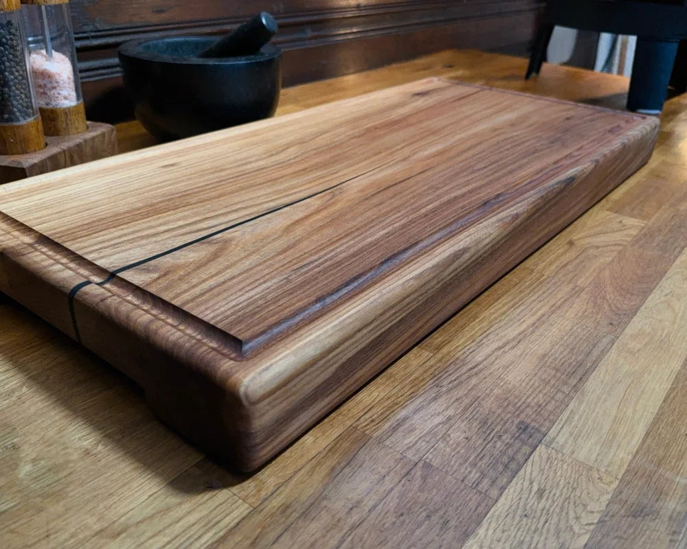 Chefbrett Eclipse 75×35×6 cm – Heavy Board mit Griffmulden und Epoxy-Detail