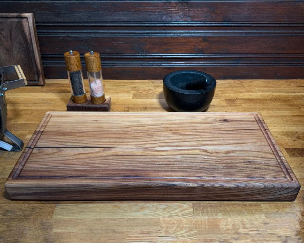 Chefbrett Eclipse – Ulme | mit Griffmulden | Epoxy-Akzent | 75×35×6 cm | EINZELSTÜCK