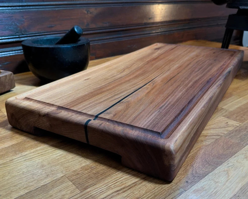 Chefbrett Eclipse – Ulme | mit Griffmulden | Epoxy-Akzent | 75×35×6 cm | EINZELSTÜCK