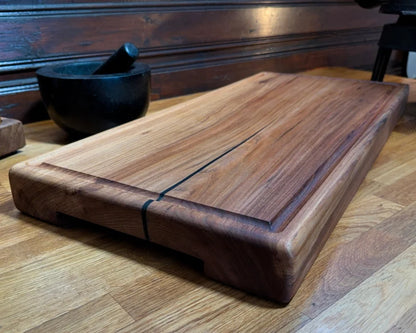 Chefbrett Eclipse – Ulme | mit Griffmulden | Epoxy-Akzent | 75×35×6 cm | EINZELSTÜCK