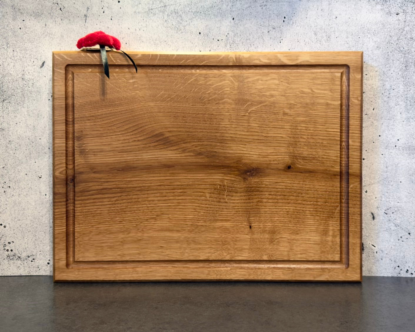 Schneidebrett 40x30 cm aus Eiche – Tranchieren von Fleisch auf Brett mit Saftrille