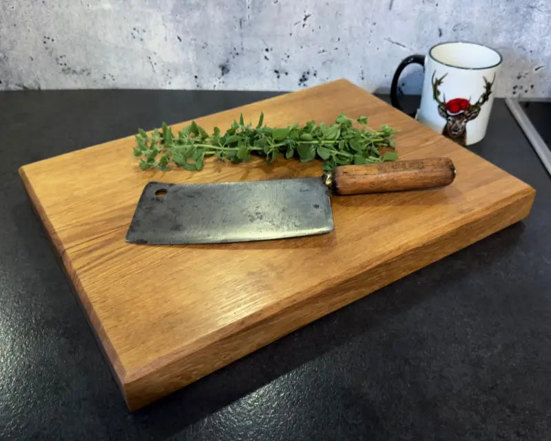 Hochwertiges Tranchierbrett aus Eichenholz (40×30 cm), beidseitig nutzbar, mit saftigem Steak und frischem Rosmarin.