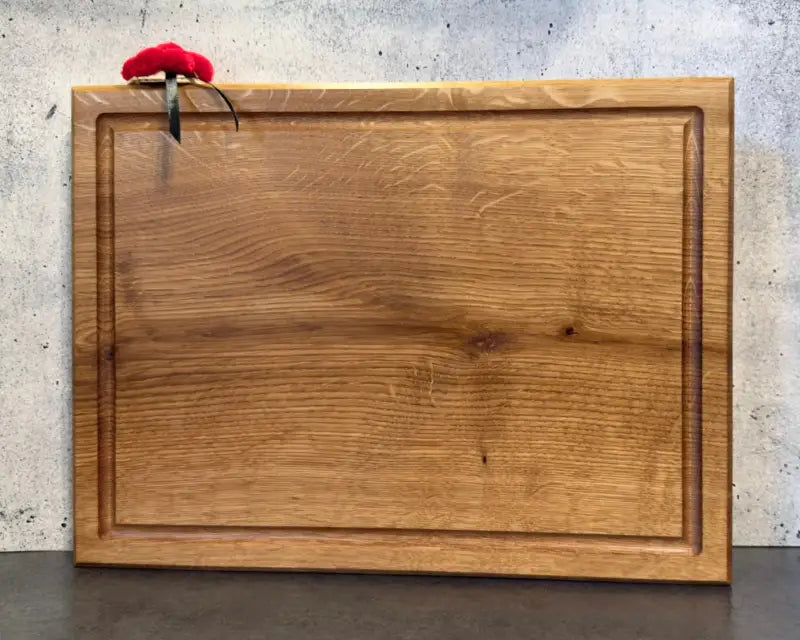 Frontalansicht Schneidebrett Eiche 40x30 cm – leicht schräge Perspektive mit sichtbarer Saftrille und 4 cm starker Holzstruktur