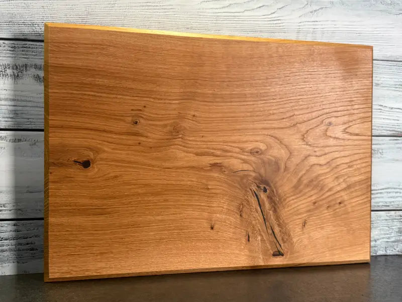 Massivholz Schneidebrett aus Eiche mit Knotendetails und Saftrille in großem Design