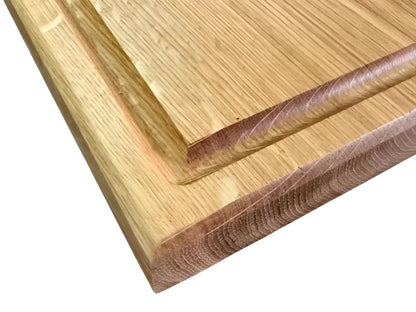 Holz Schneidebrett aus Eichenholz mit Detailansicht auf die Maserung und die tiefe Saftrille