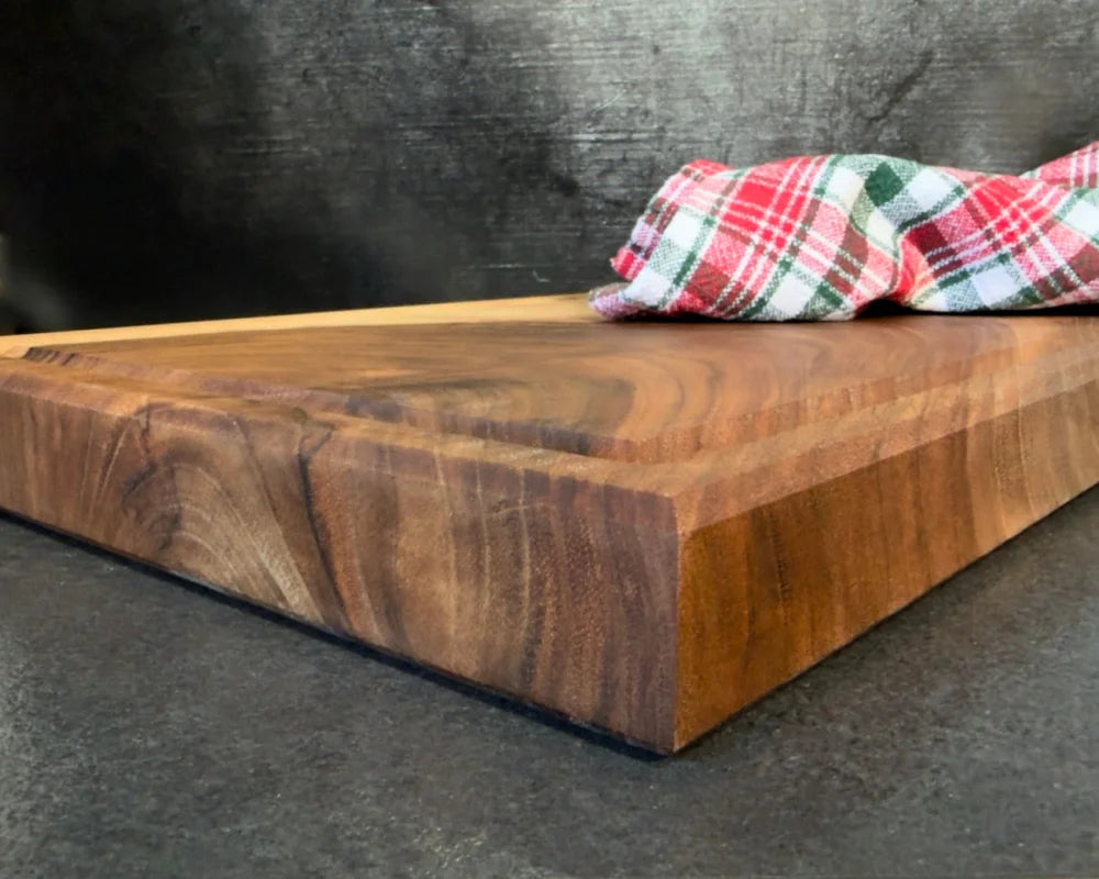 4 cm starkes Nussbaum Schneidebrett 50×30 cm – Seitenkante und Blockstärke, Detail im Low-Angle