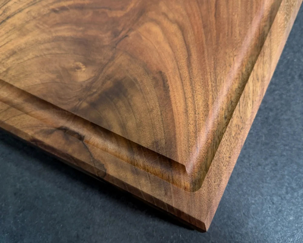 Saftrille am Nussbaum-Schneidebrett – umlaufende Saftrille