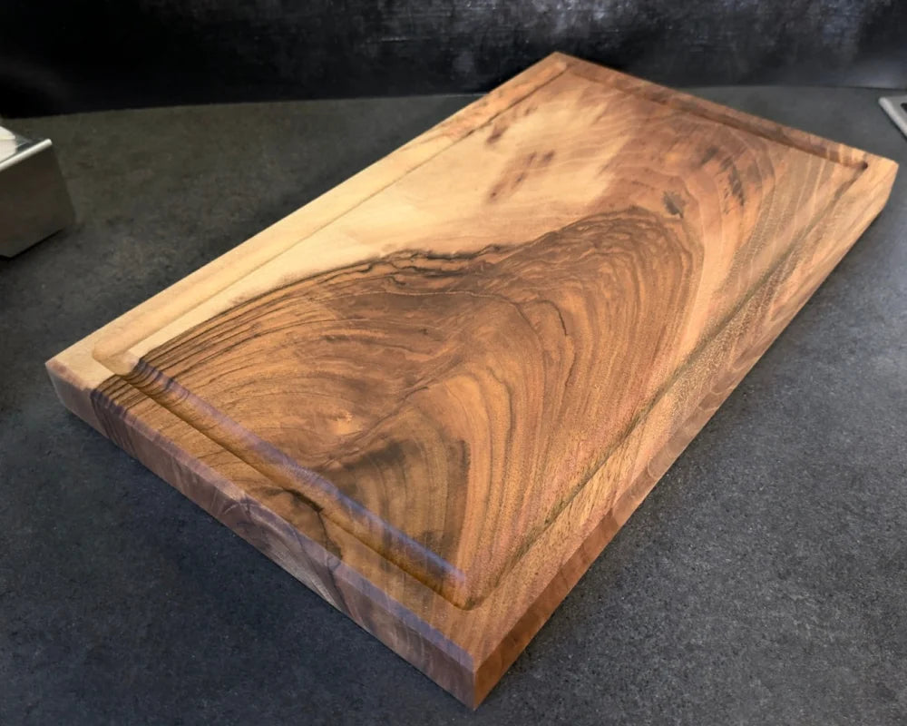 Durchgängige Maserung eines Nussbaum-Schneidebretts – Vollholz aus einem Stück