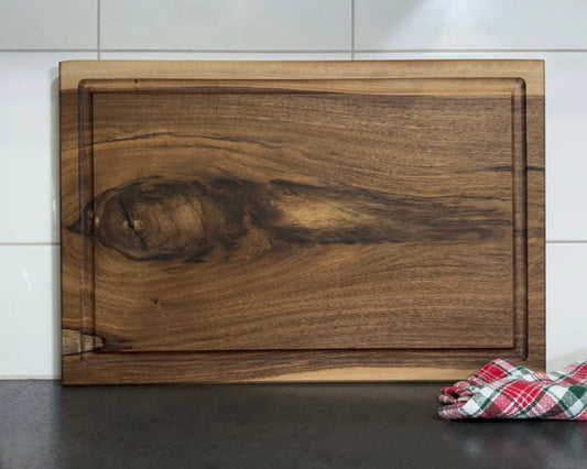 Frontansicht stehend: Nussbaum Schneidebrett 60×40×4 cm – umlaufende Saftrille, Vollholz aus 1 Stück