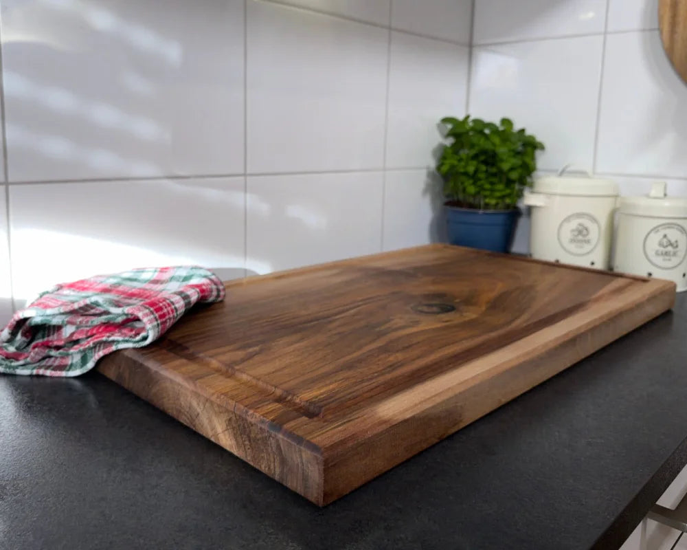 Nussbaum Schneidebrett 70x40x4 cm mit Saftrille – CHEFBRETT XXL PowerBlock auf Arbeitsplatte
