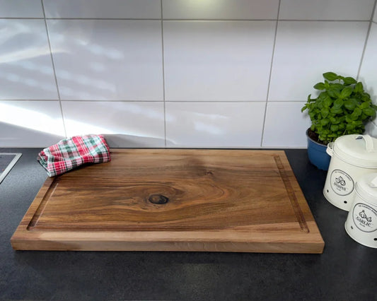 Top-View: PowerBlock XXL Nussbaum 70×40×4 cm – umlaufende Saftrille, ruhiges Hell-Dunkel-Farbspiel mit Ast