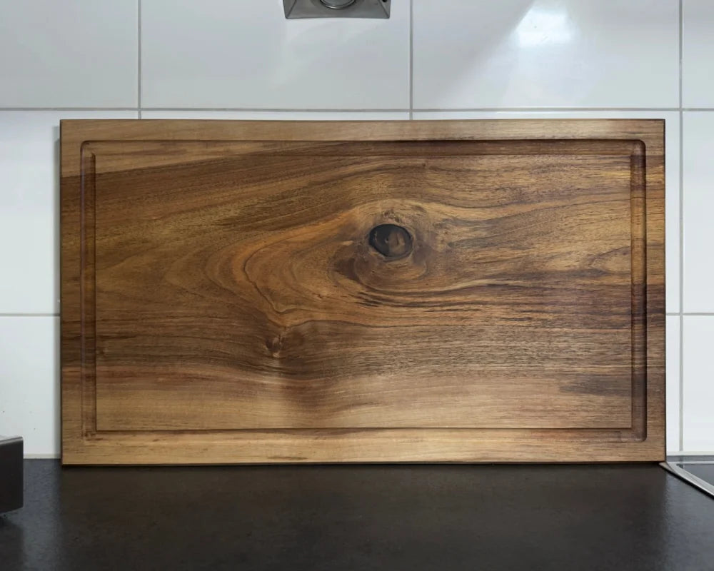 Frontansicht stehend – Nussbaum Schneidebrett 70x40x4 cm mit Saftrille CHEFBRETT XXL PowerBlock